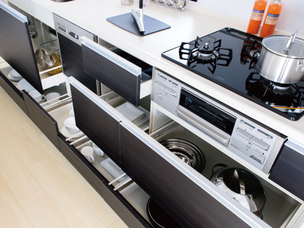 Kitchen.  [Pull-out of a kitchen cabinet] Simple pull-out of the kitchen cabinet and out easier to see the contents in a large capacity. Habaki portion is also a pull-out storage, Significantly up the amount of storage. Also, Adopt a soft-close feature that slowly door is closed. Soften the impact when the close, It reduces the unpleasant sound. Also, Cassette-type gas stove Ya Some type, Usually used not pot, Convenient hanging cupboard for storage of such tableware was also prepared.