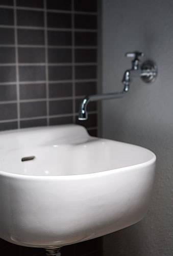 balcony ・ terrace ・ Private garden.  [Slop sink] It has established a convenient slop sink in, such as gardening on the balcony.