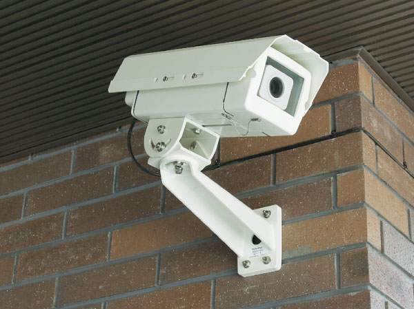 Security.  [surveillance camera] Entrance Hall and parking, Side door, etc., Installed in the site and the building inside and outside of the key points that crime prevention effect is likely to be high. And record the movement of suspicious person. On-site will protect the safety of residents firmly check a suspicious person from the outside. (Building outside the security camera)