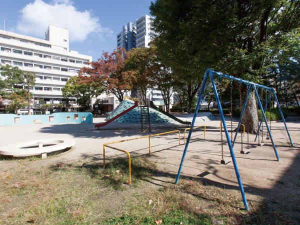 Surrounding environment. Higashinakayama under park 1 minute walk (about 60m)