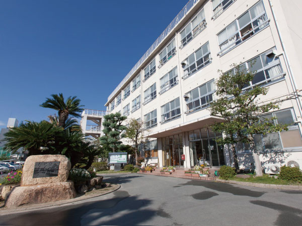 Surrounding environment. City Okayama Central Junior High School 7 minutes walk (about 540m)