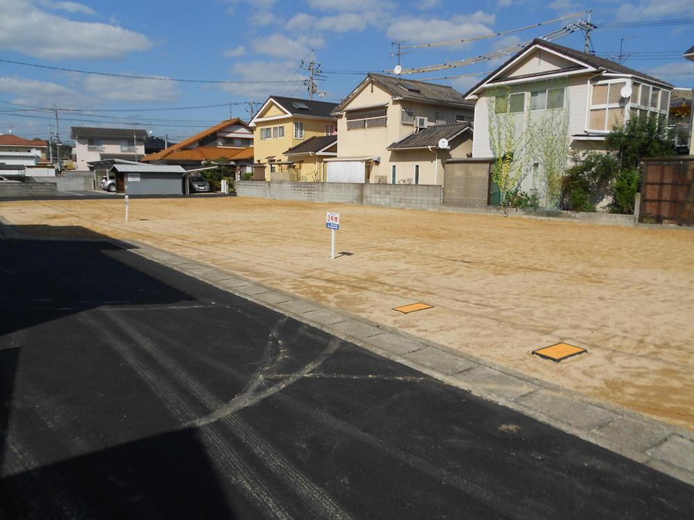 Local photos, including front road. Please feel free to contact us! It is accepting application at any time!