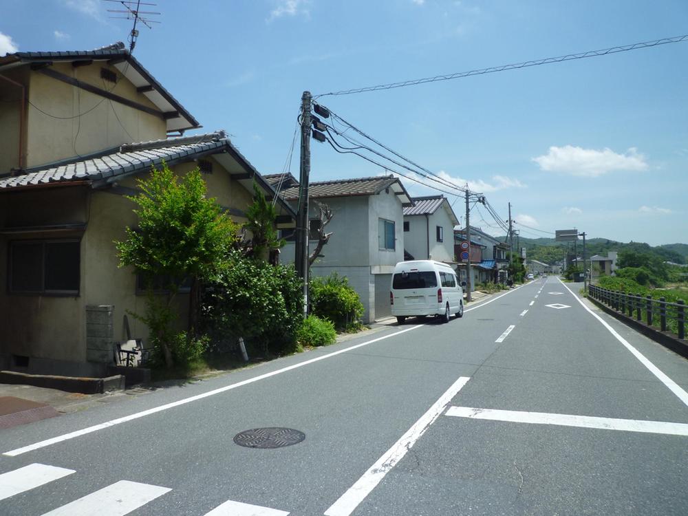 Local photos, including front road. Road about 7m