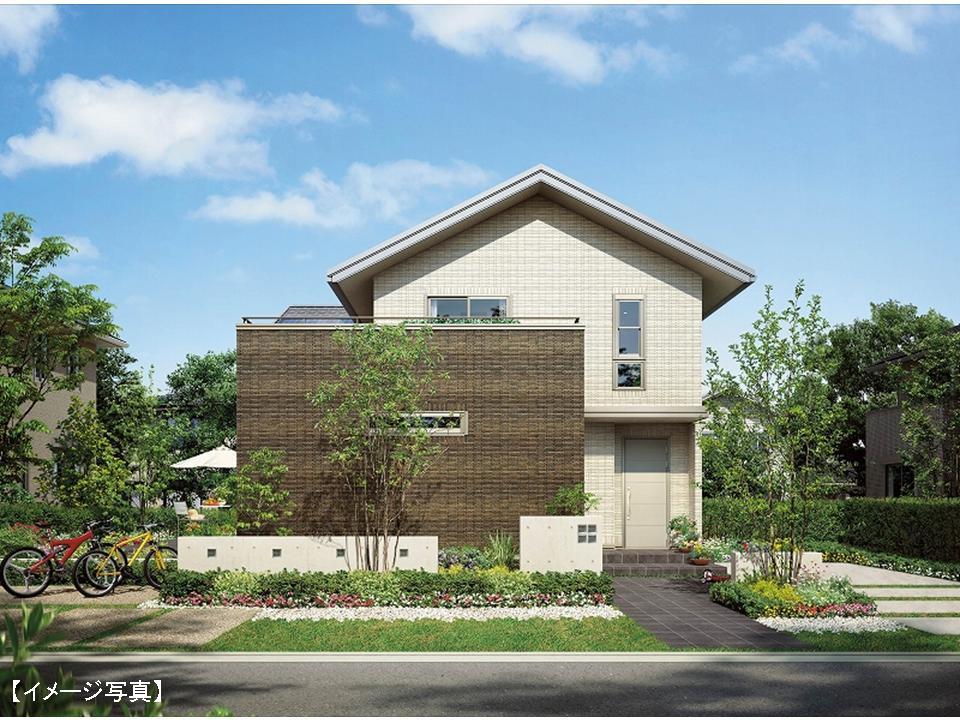 Building plan example (exterior photos). Wasted no simple form, Rashiku home partially divided Hari tiles. It is a dwelling to feel regal beauty in urban impression.