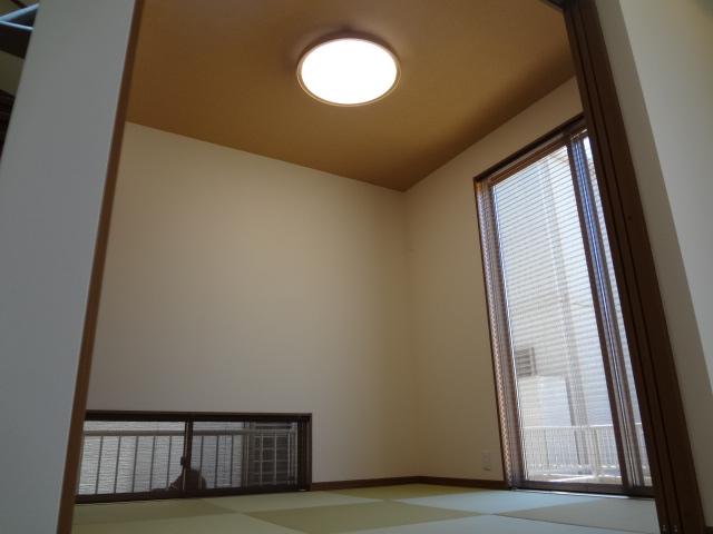 Non-living room. Relaxed intimate Japanese-style rooms with family