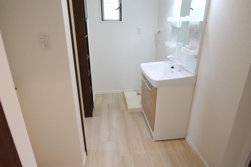 Wash basin, toilet. It was provided with a towel rack in the sink dressing room ☆