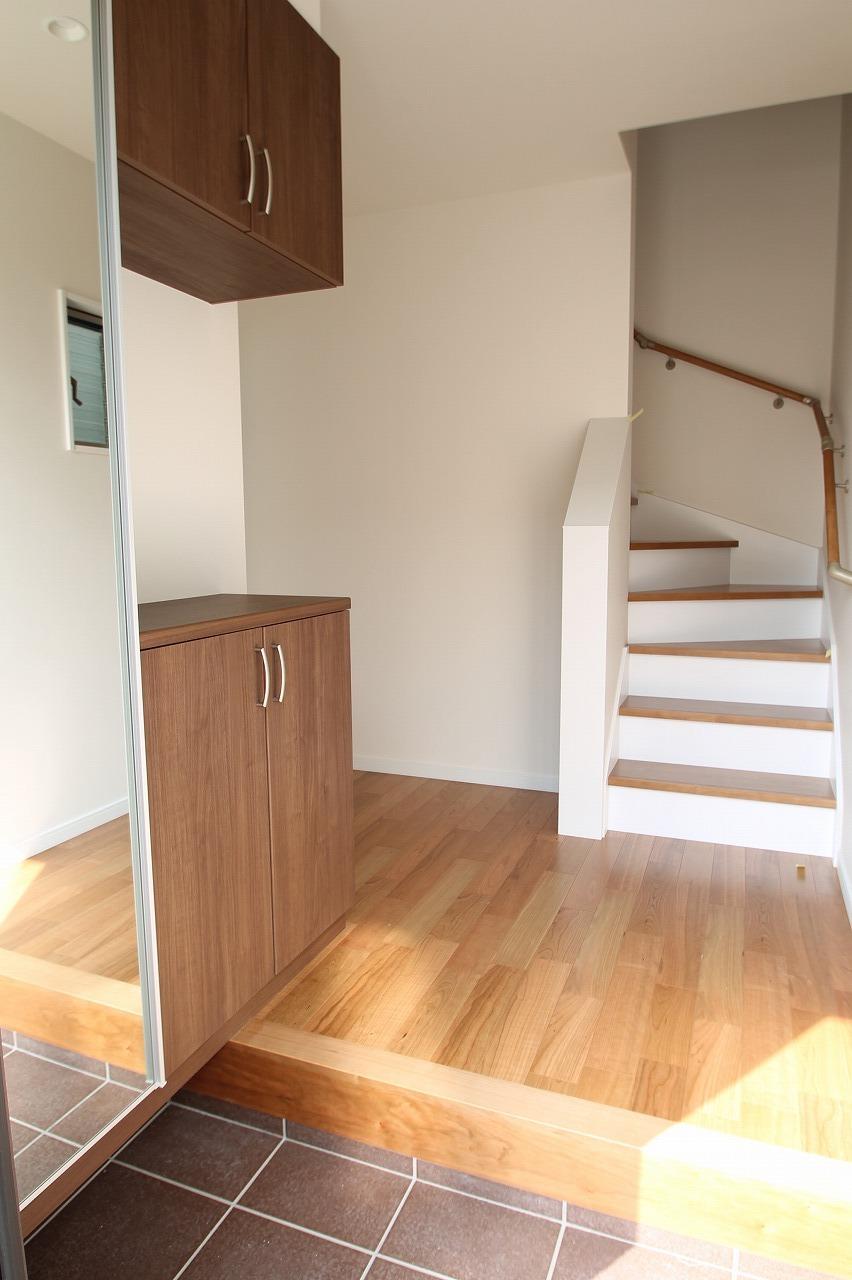 Entrance. Full-length mirror is also a bright entrance space with ☆