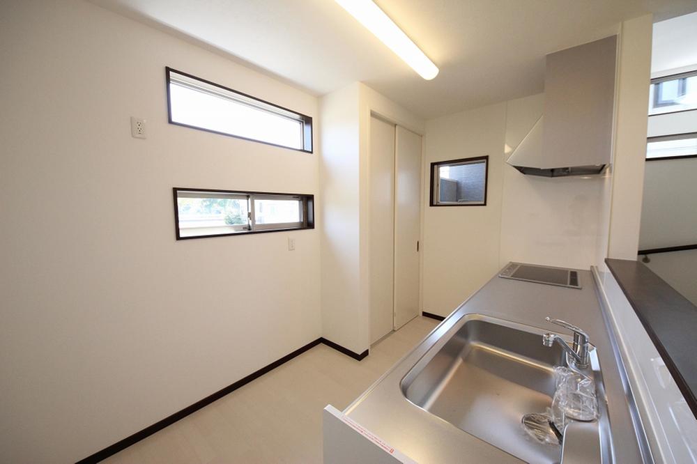 Kitchen. Tableware ・ Food also can be stored