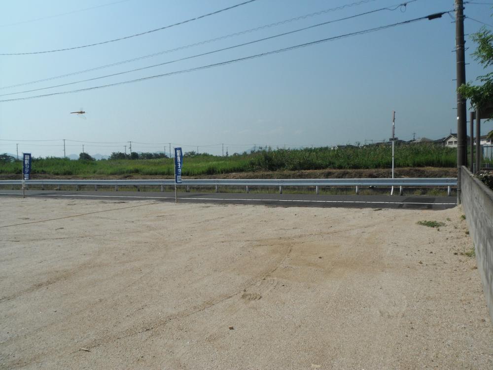 Local photos, including front road. This movie was shot at around 10 September 2014!