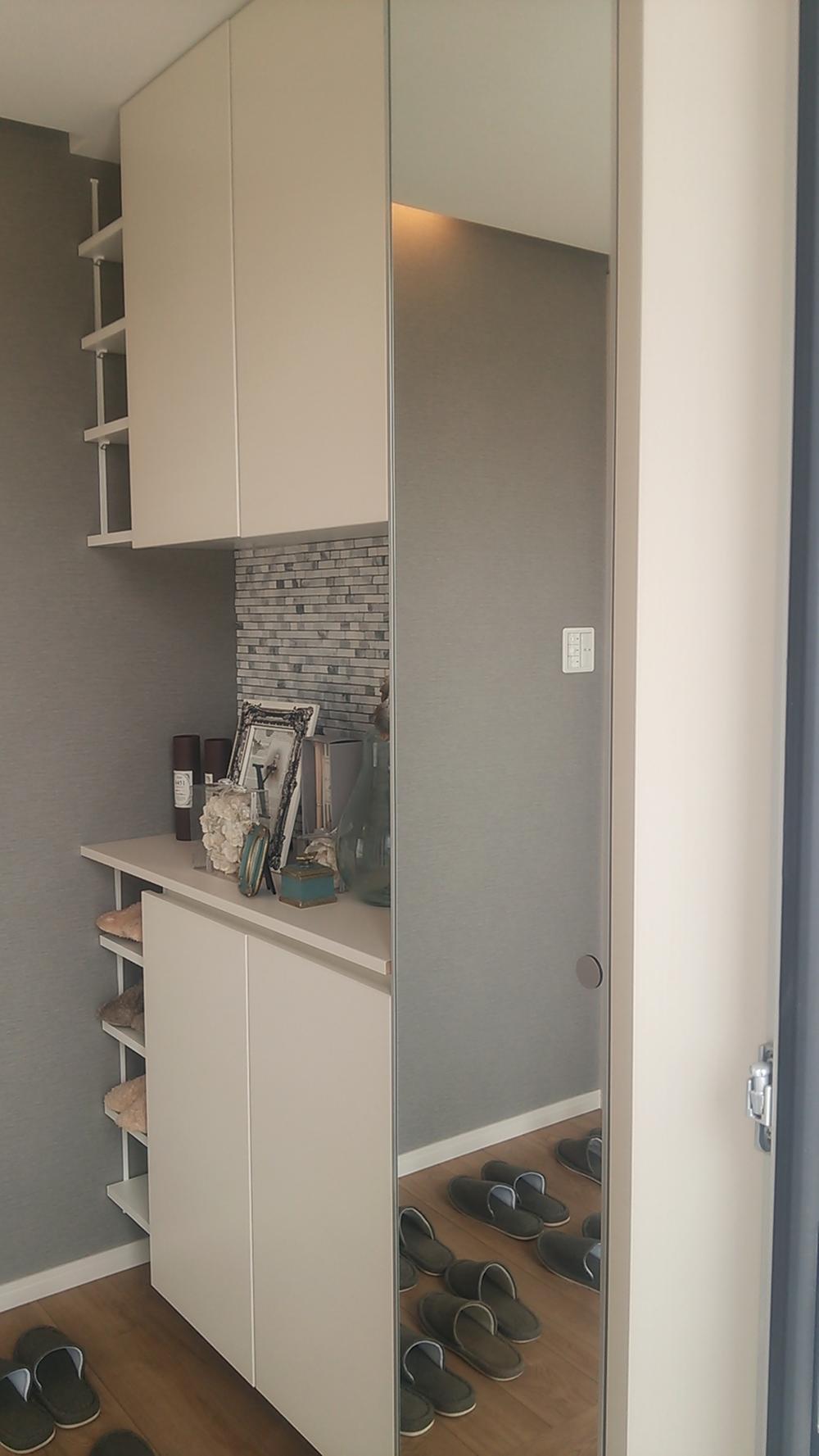 Entrance. Entrance storage of large capacity