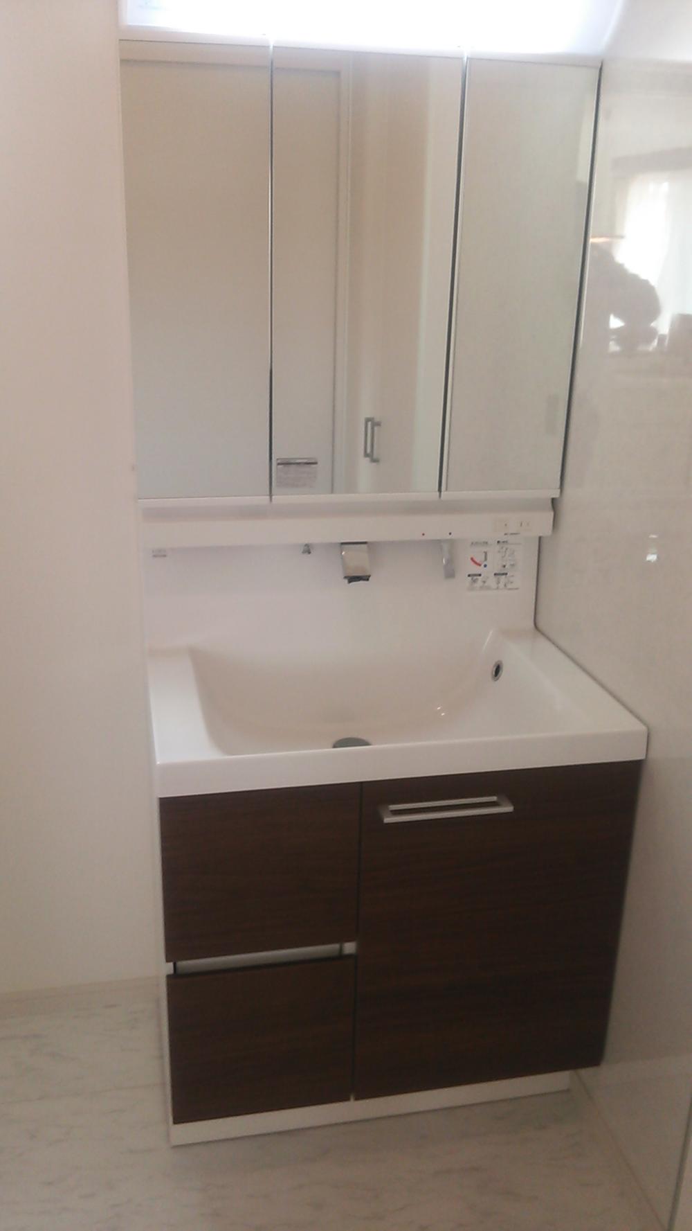 Wash basin, toilet. There is also housed in the washroom.