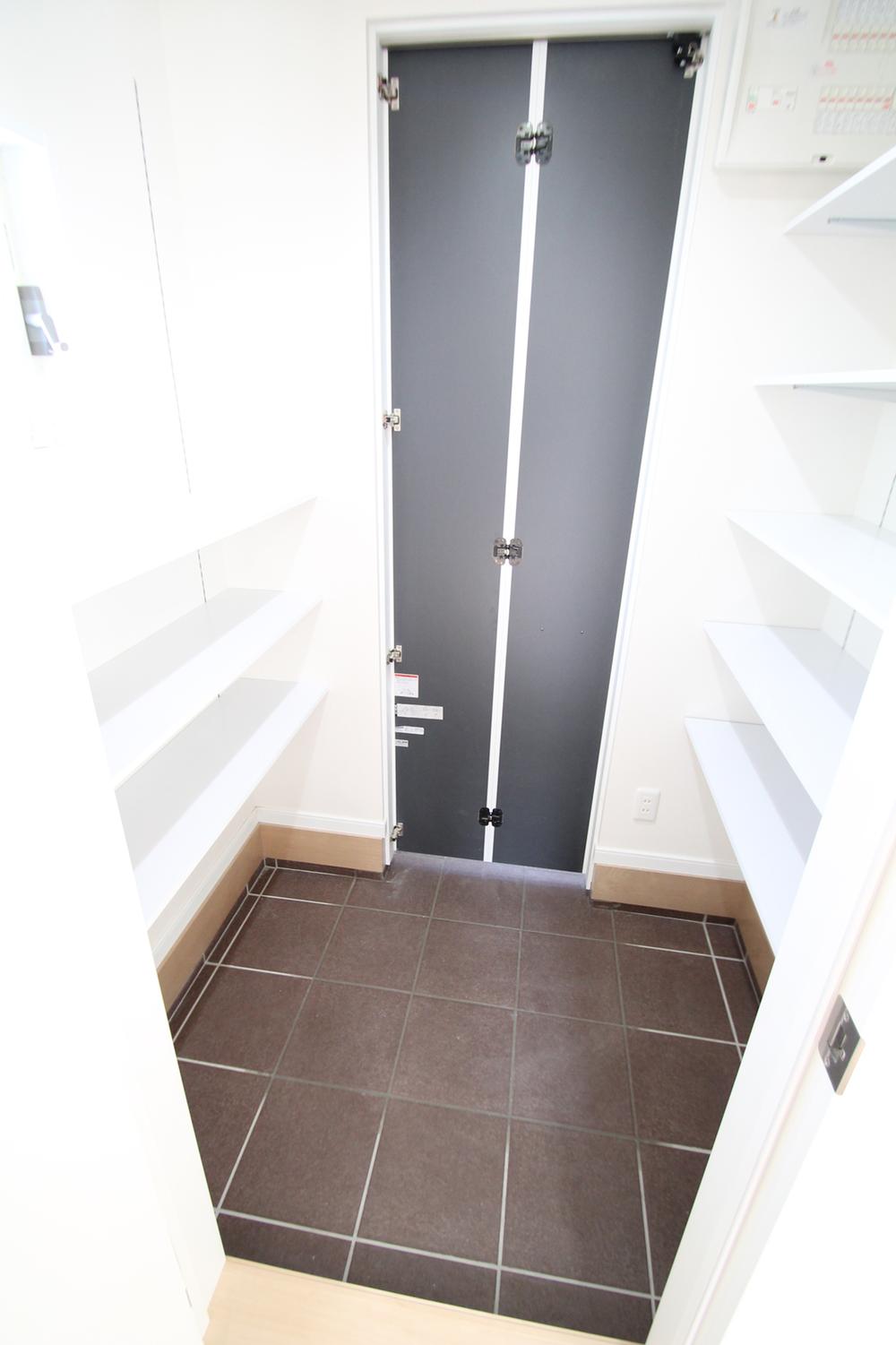 Receipt. From the kitchen to the dirt floor storage. Very convenient because it can enter and leave from the front door! With movable shelves on the left and right