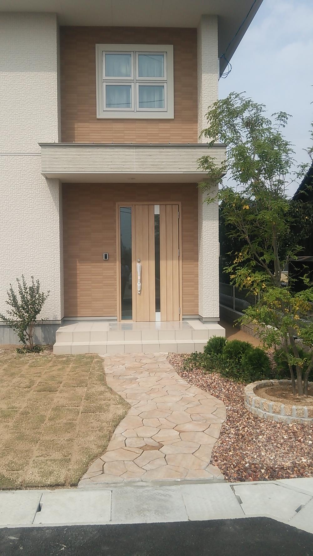 Garden. Entrance approach