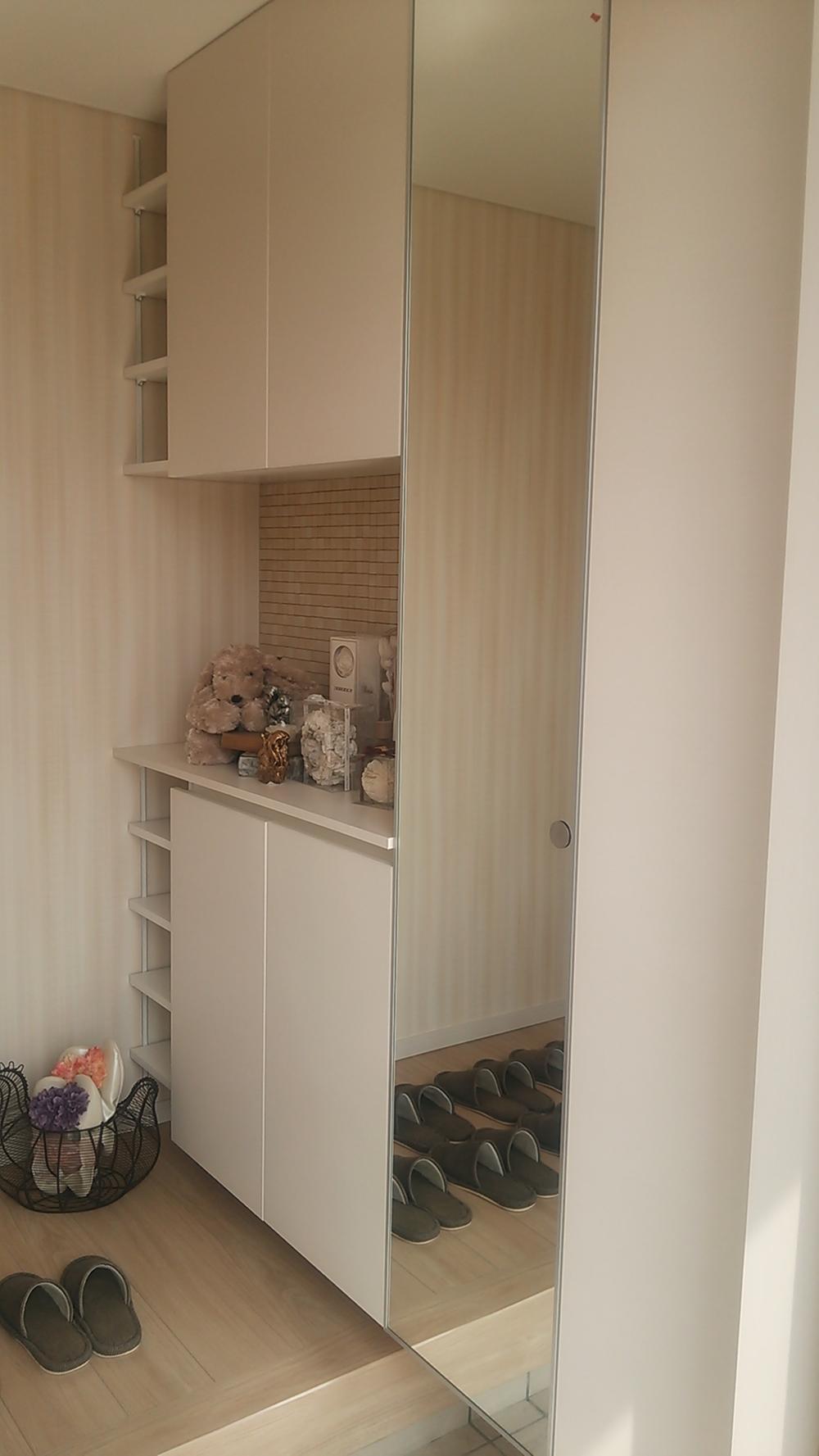 Entrance. Large front door storage!