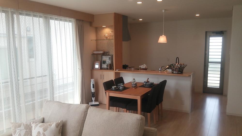 Living. Very bright living in quadruplicate sash