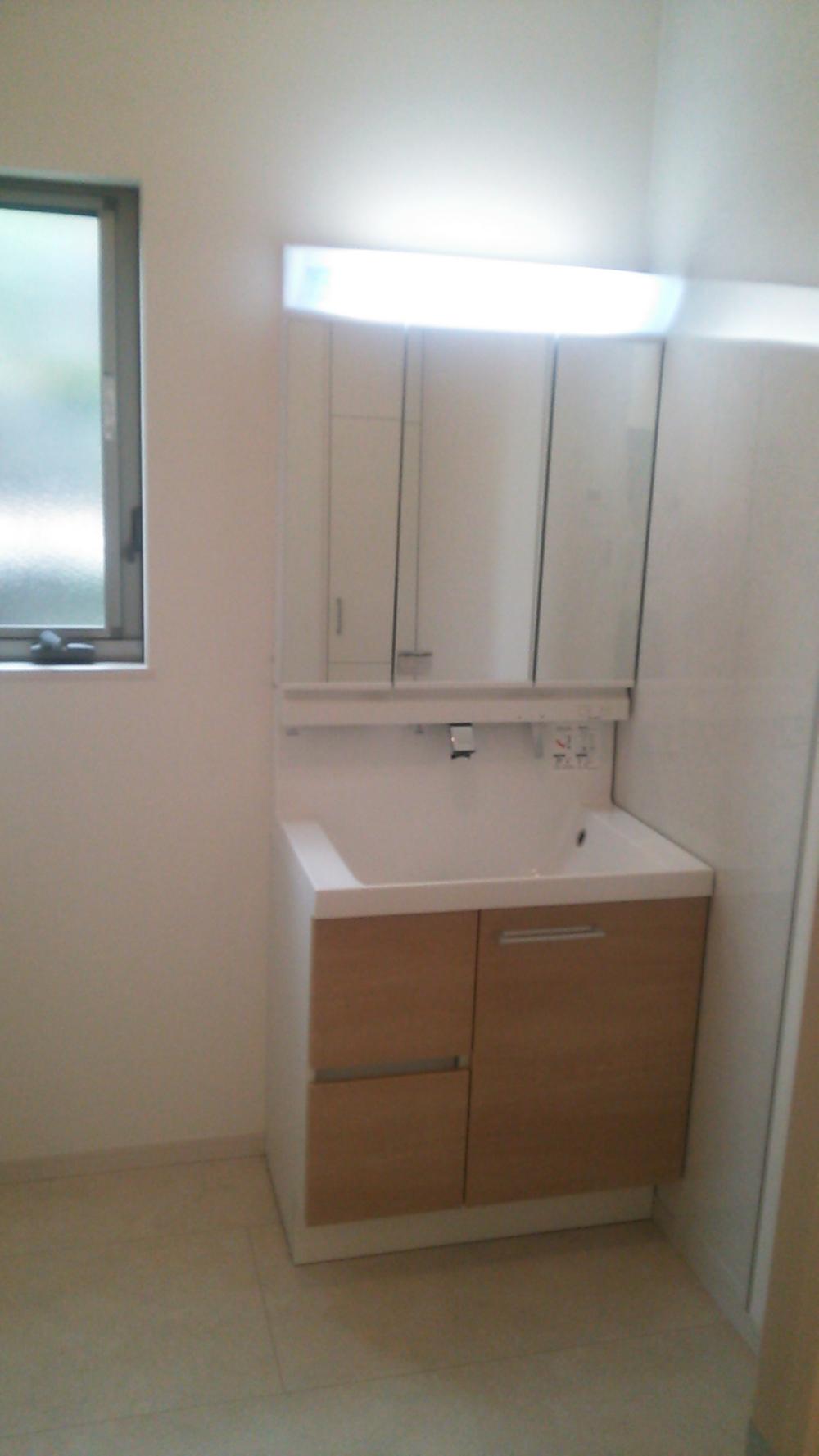 Wash basin, toilet. Three-sided mirror is a wash basin (with storage).