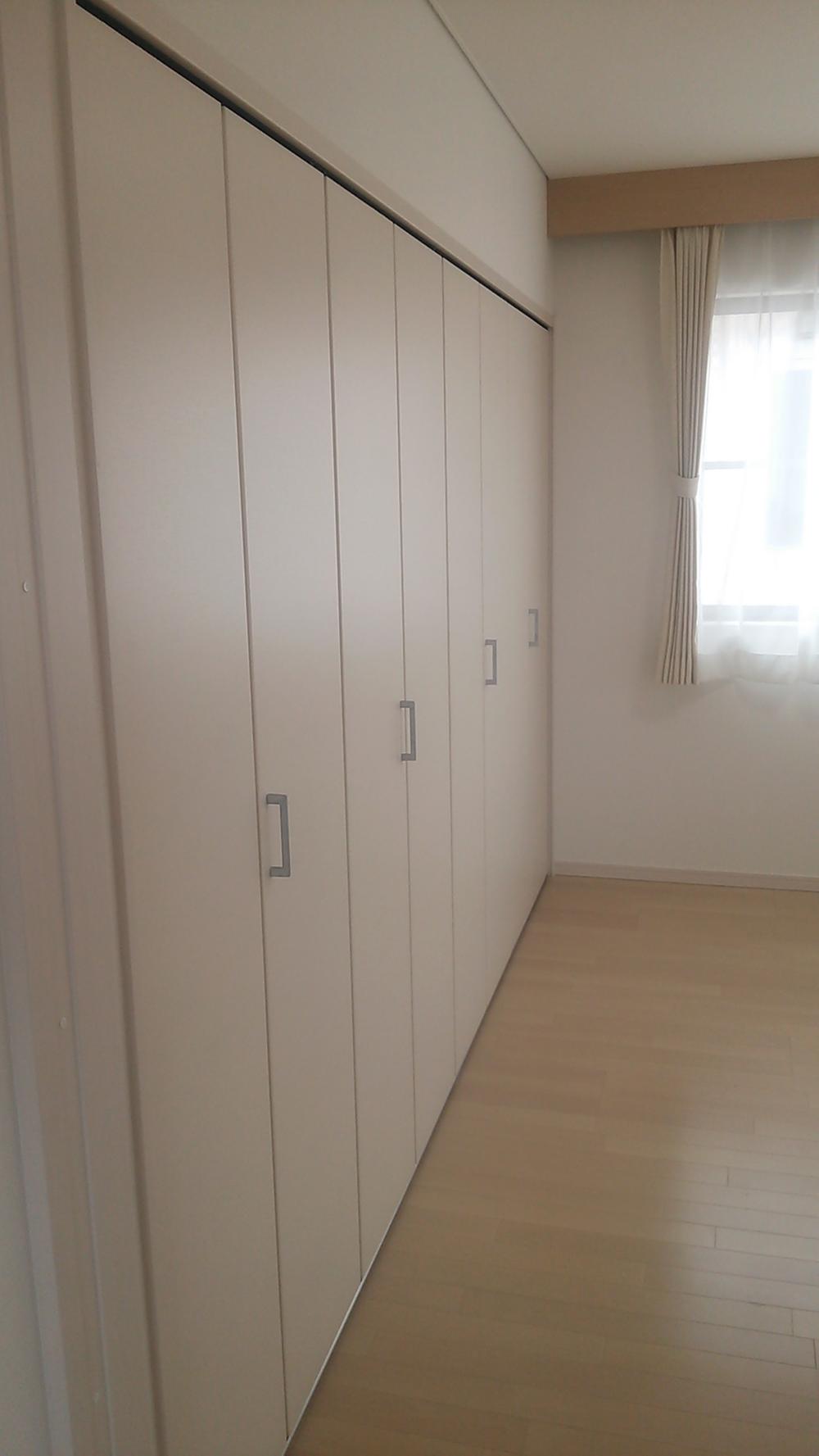 Receipt. The main bedroom closet of large capacity!