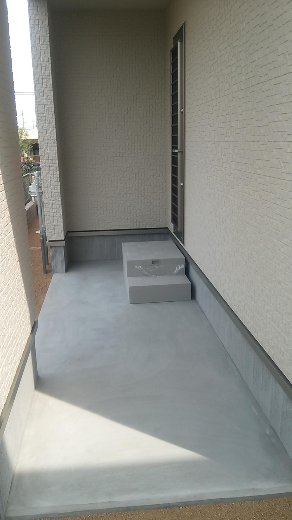 Other. With the outside of the back door is Doma ・ It is with a roof. Storeroom ・ Garbage can ・ Bicycle, etc. ・ ・