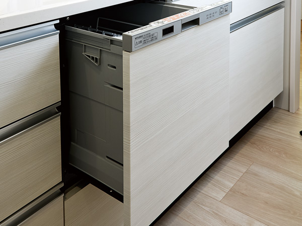 Kitchen.  [Dishwasher] The housework easier, Keep the cleanliness. To shorten the dishwashing of time, You can afford to everyday life.