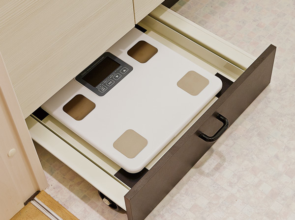 Bathing-wash room.  [Weight scale storage space (health stocker)] It was to ensure the space that can keep pay scales to the vanity of the feet. You can keep the lavatory clean and refreshing. Also, After the drawer is equipped with a caster, You directly Hakare ride to the weight scale.