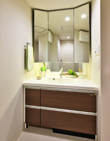 Bathing-wash room.  [Bathroom vanity] At the bottom of the vanity, Ensure the storage space of the health meter. You can feel free to use at any time.