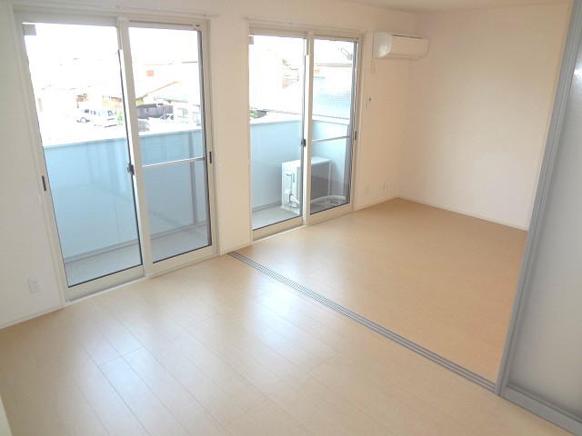 Other room space. image