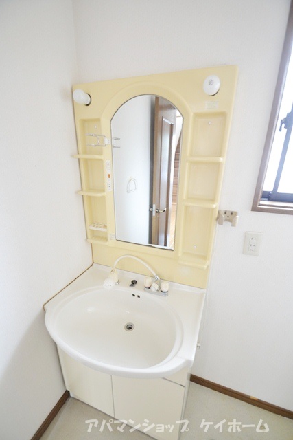 Washroom. Washbasin with shower! Morning outing with shampoo OK!