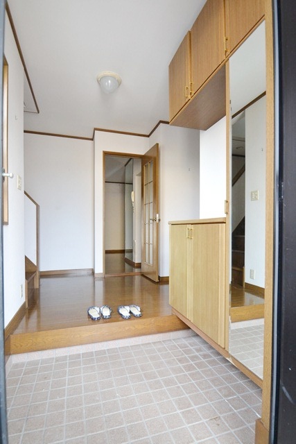 Entrance. Okay so perfectly certain shoebox! It is inconvenient that there is no!