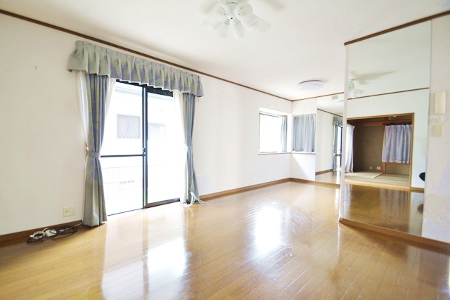 Living and room. Chaimashou the great power of living in a large TV!