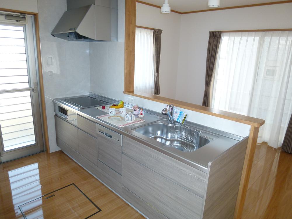 Kitchen. Calm woodgrain in the kitchen