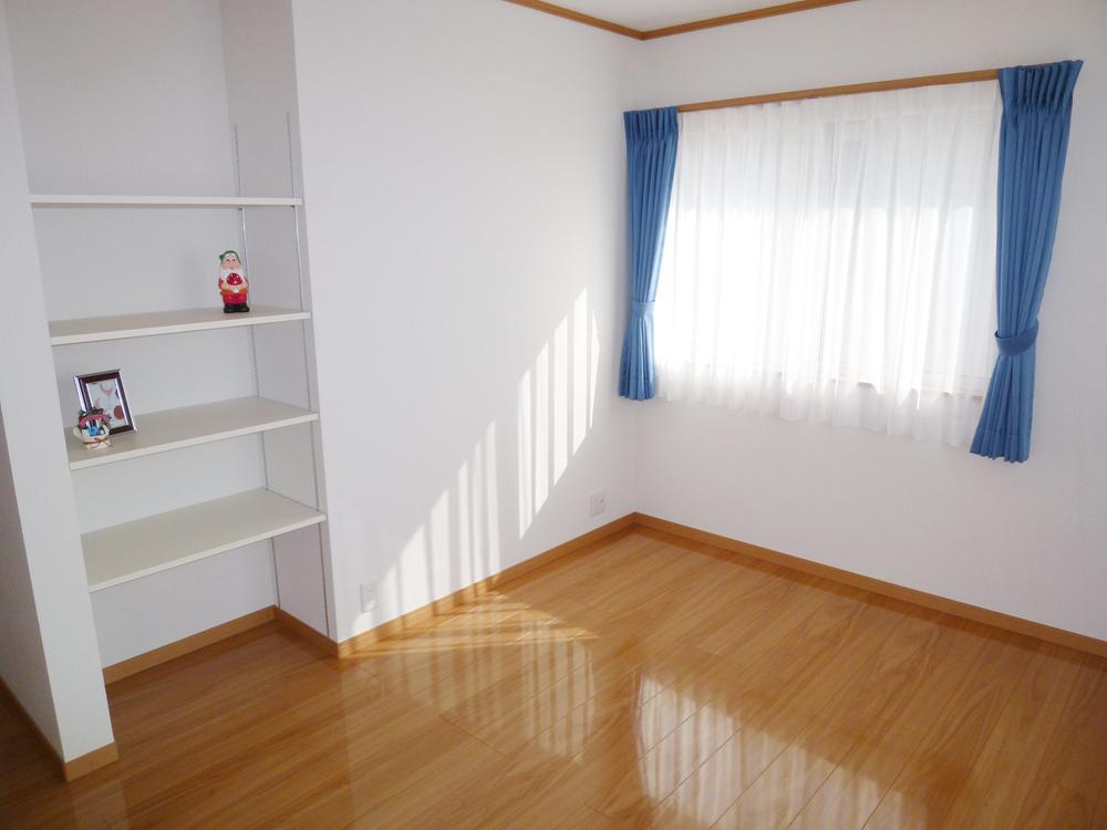 Non-living room. Storage space, of course, It has also been installed bookshelf!