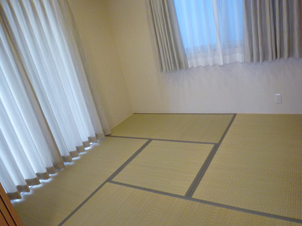 Non-living room. As a drawing room