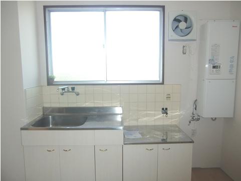 Kitchen. Sink is also large! !
