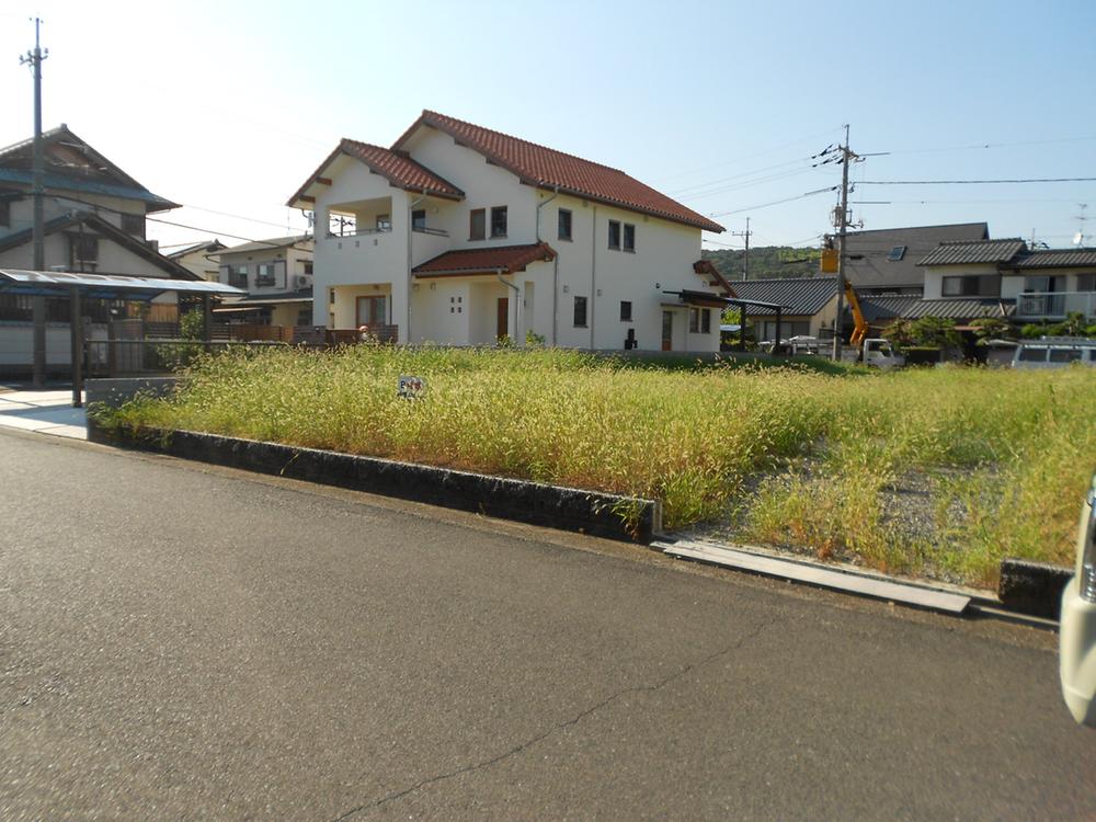 Local photos, including front road. It is a quiet residential area!