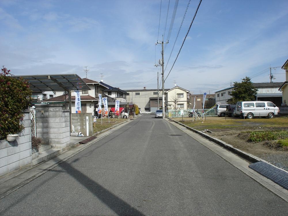 Local photos, including front road. Shooting the front road from the west