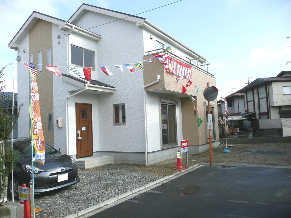 Local photos, including front road. There is also a parking space of two minutes in the building south.