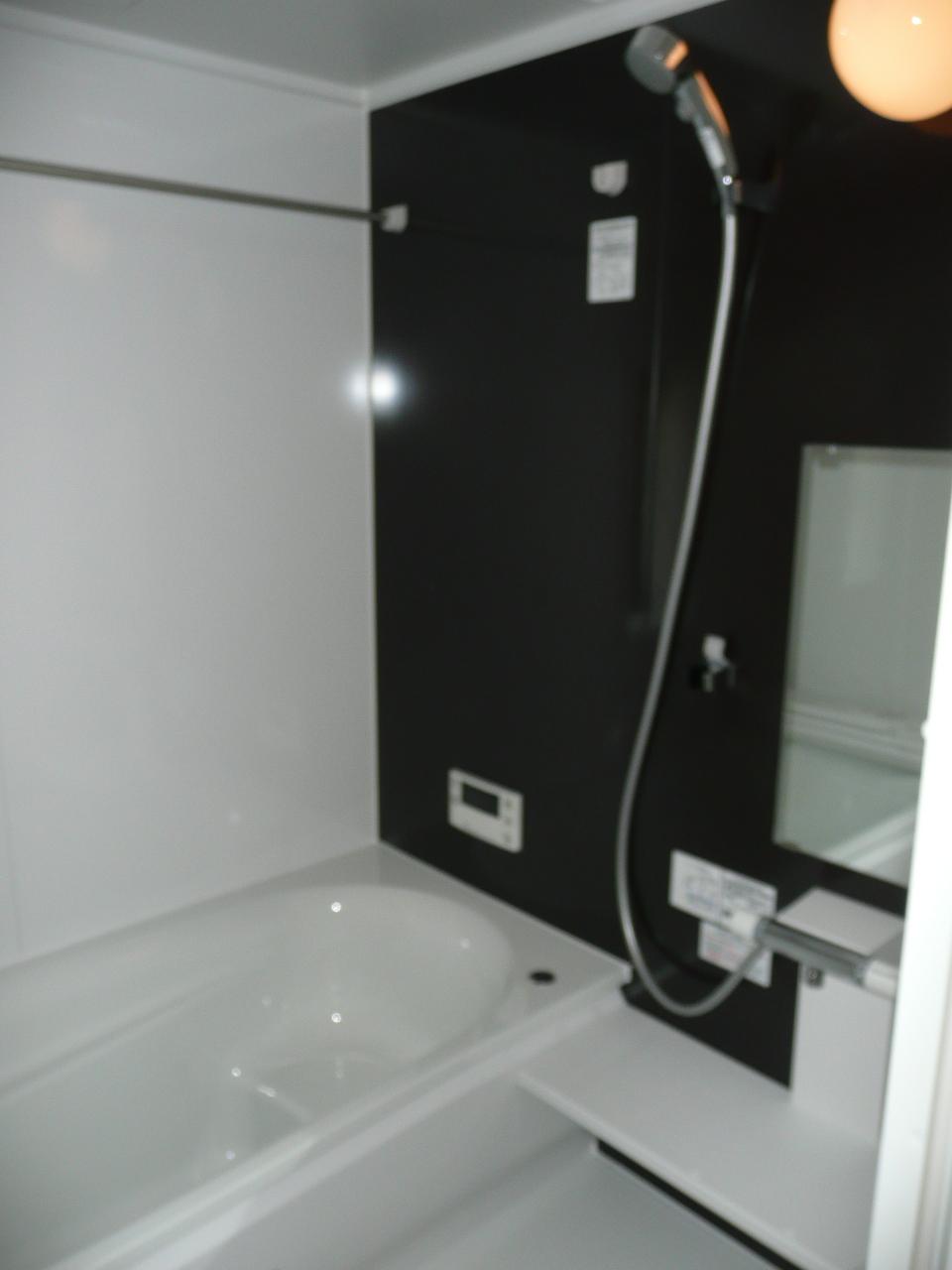 Bathroom. Spacious 1 pyeong of bathroom. It is a bathtub that can also sitz bath.
