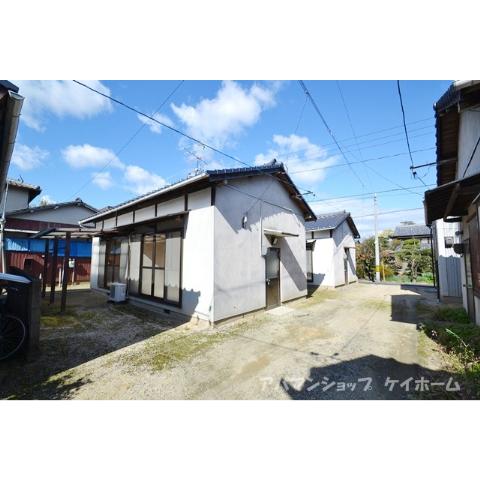 Building appearance. Big supermarket ・ Marunaka is convenient there is also 100 yen shop!