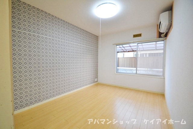 Living and room. Chaimashou the great power of living in a large TV!