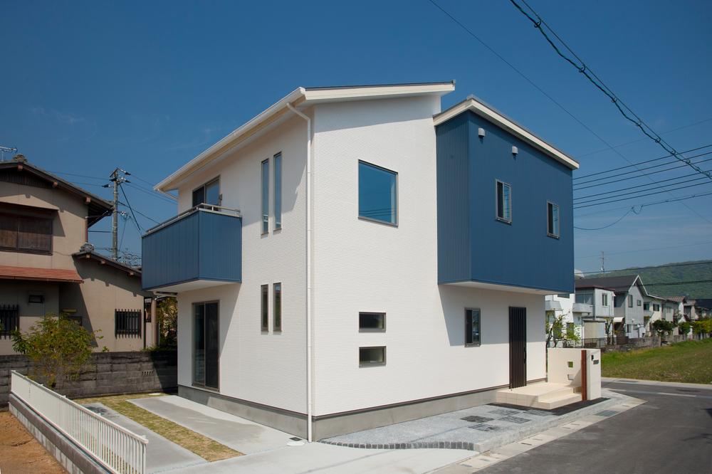 Local appearance photo. Bright house wrapped in plenty of sunlight.