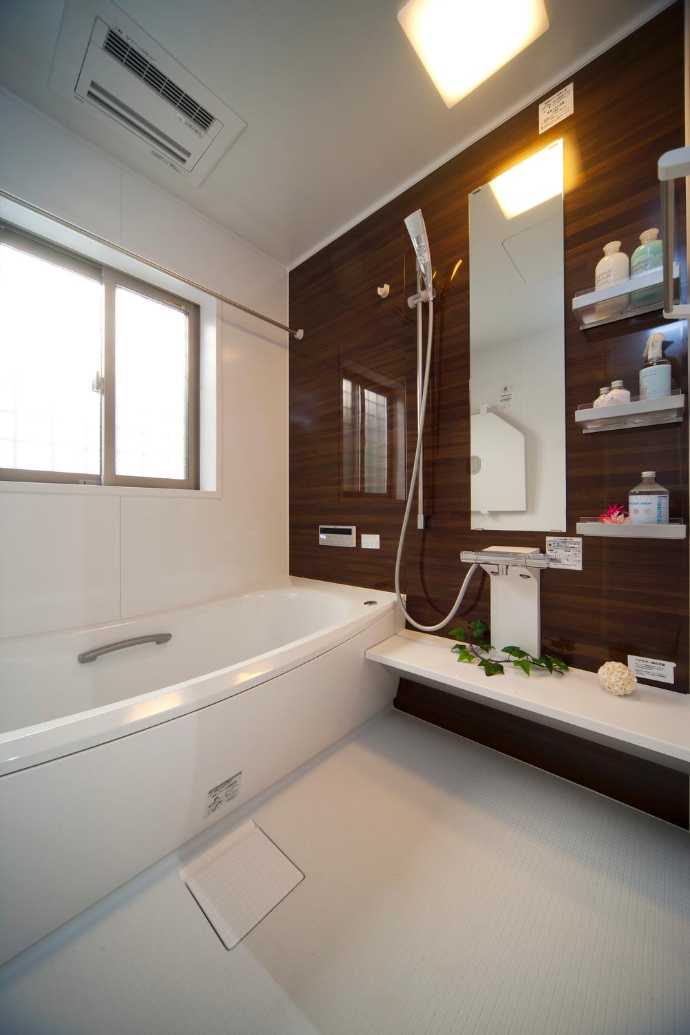 Bathroom. Spacious bathroom hot Karari floor of more than 1 tsubo ・ Air-in shower "equipment specifications." See also.