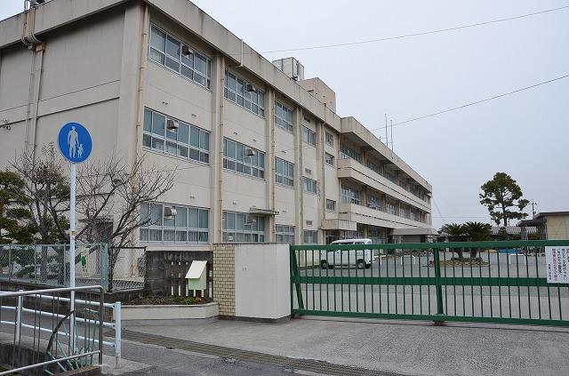 Primary school. 1040m to City Takashima Elementary School