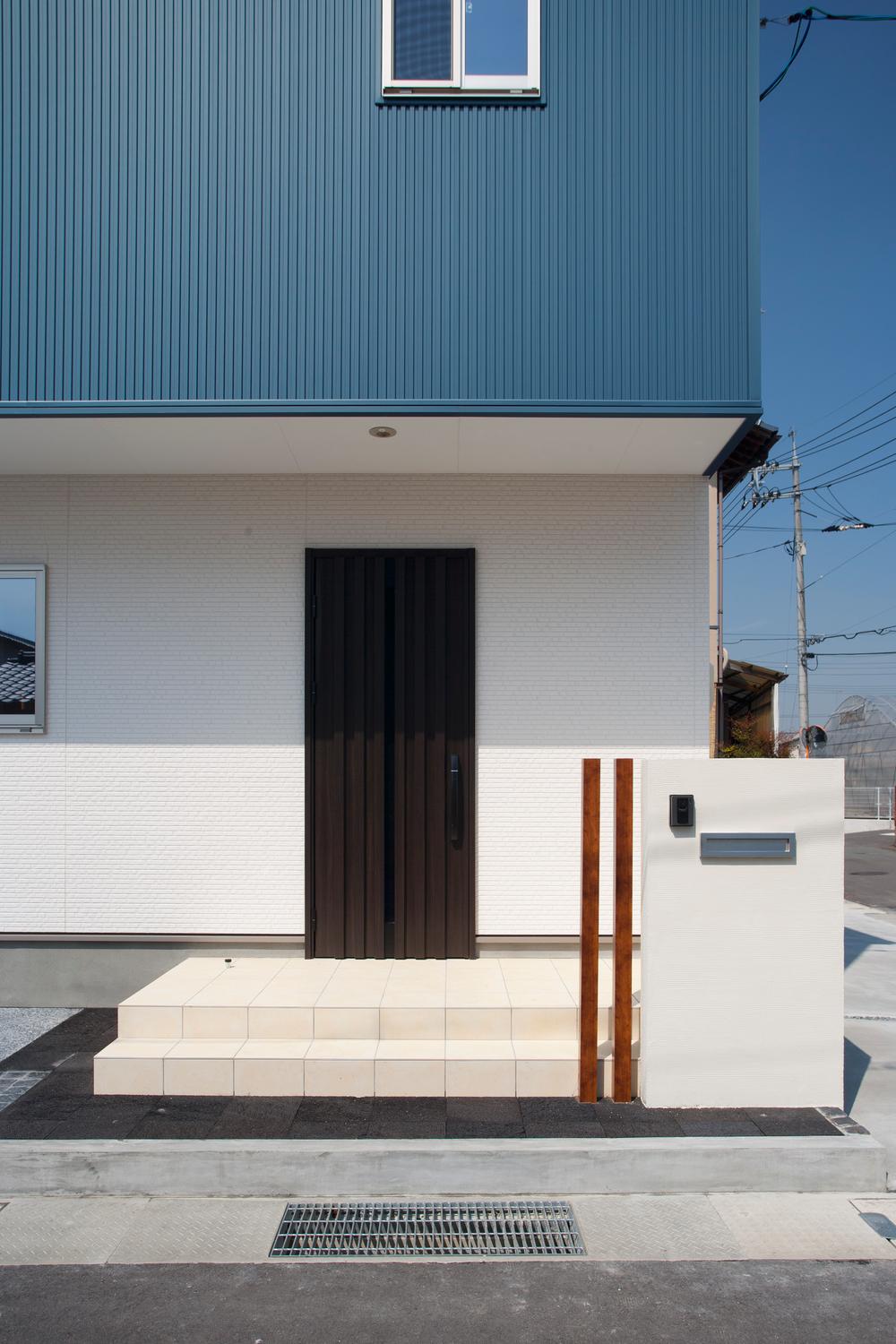 Local photos, including front road. Entrance porch