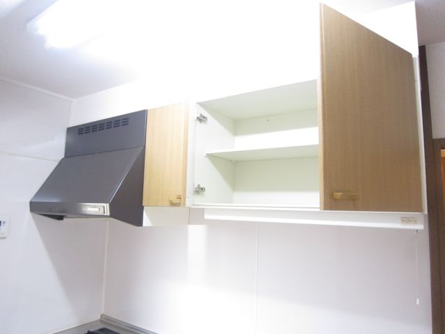 Other room space. Kitchen upper receiving. 