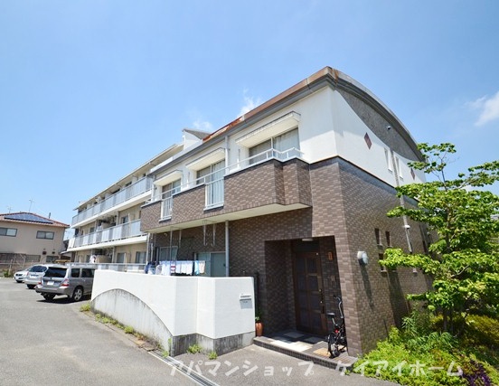 Building appearance. It is the apartment of a very nice Higashikawara!