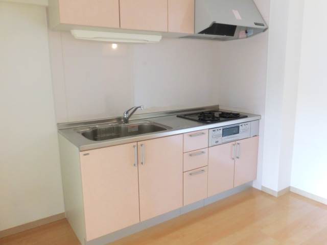 Kitchen. Kitchen 3-burner stove