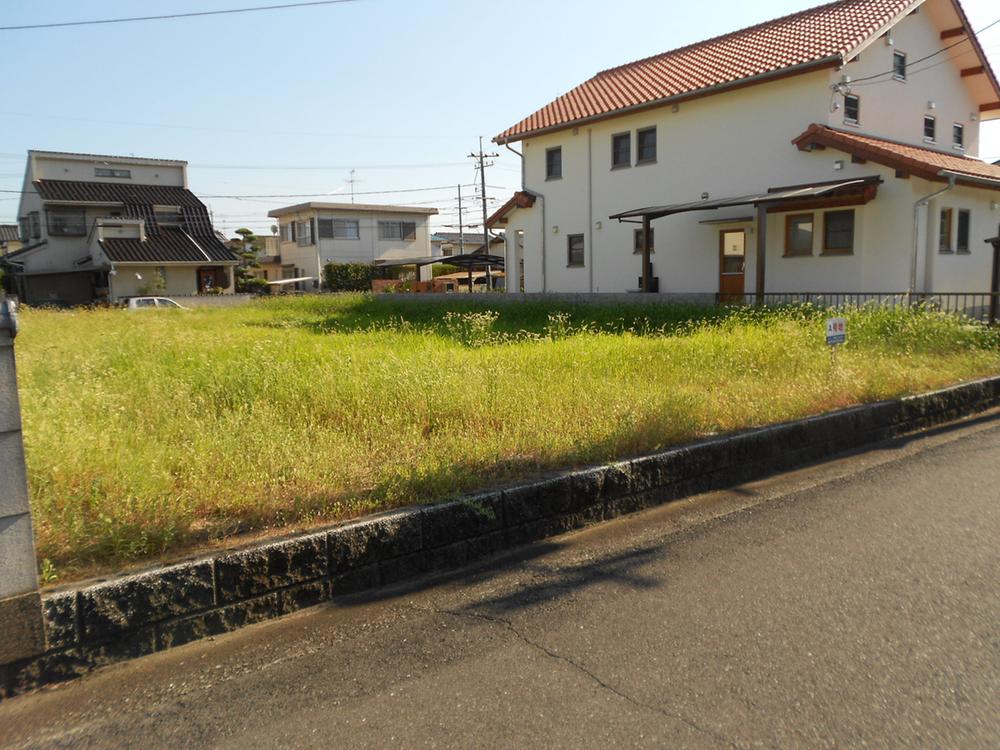 Local land photo. The best also for the access of traffic!