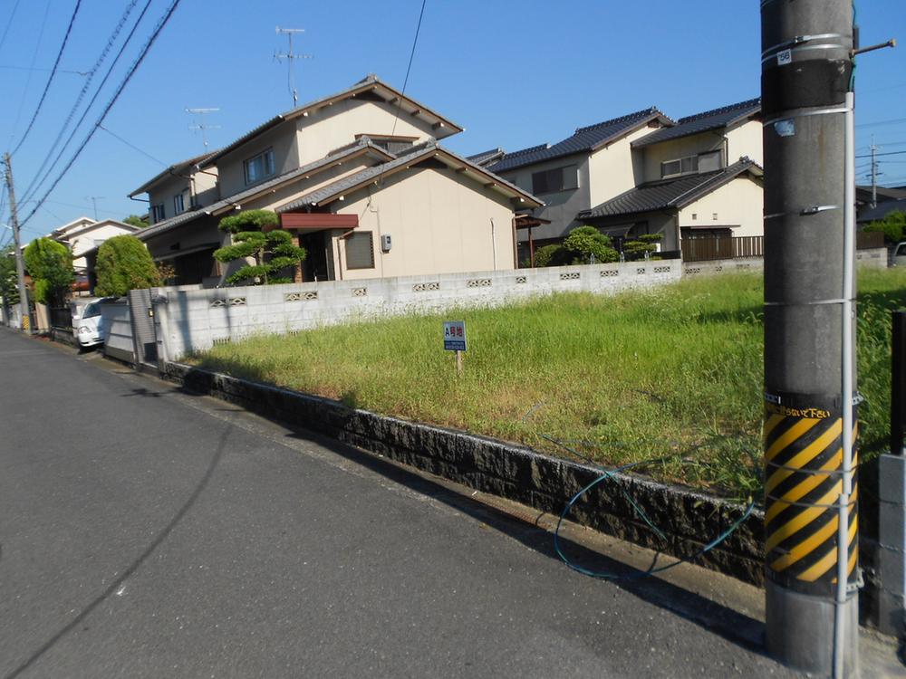 Local photos, including front road. Conveniently located a fully equipped also living facilities!