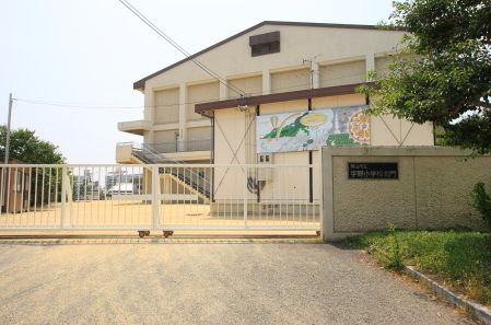 Primary school. 374m to Okayama City Uno Elementary School (elementary school)