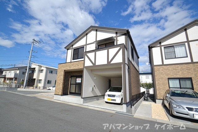 Building appearance. Hup Is! This cute building! I will tighter and tighter!